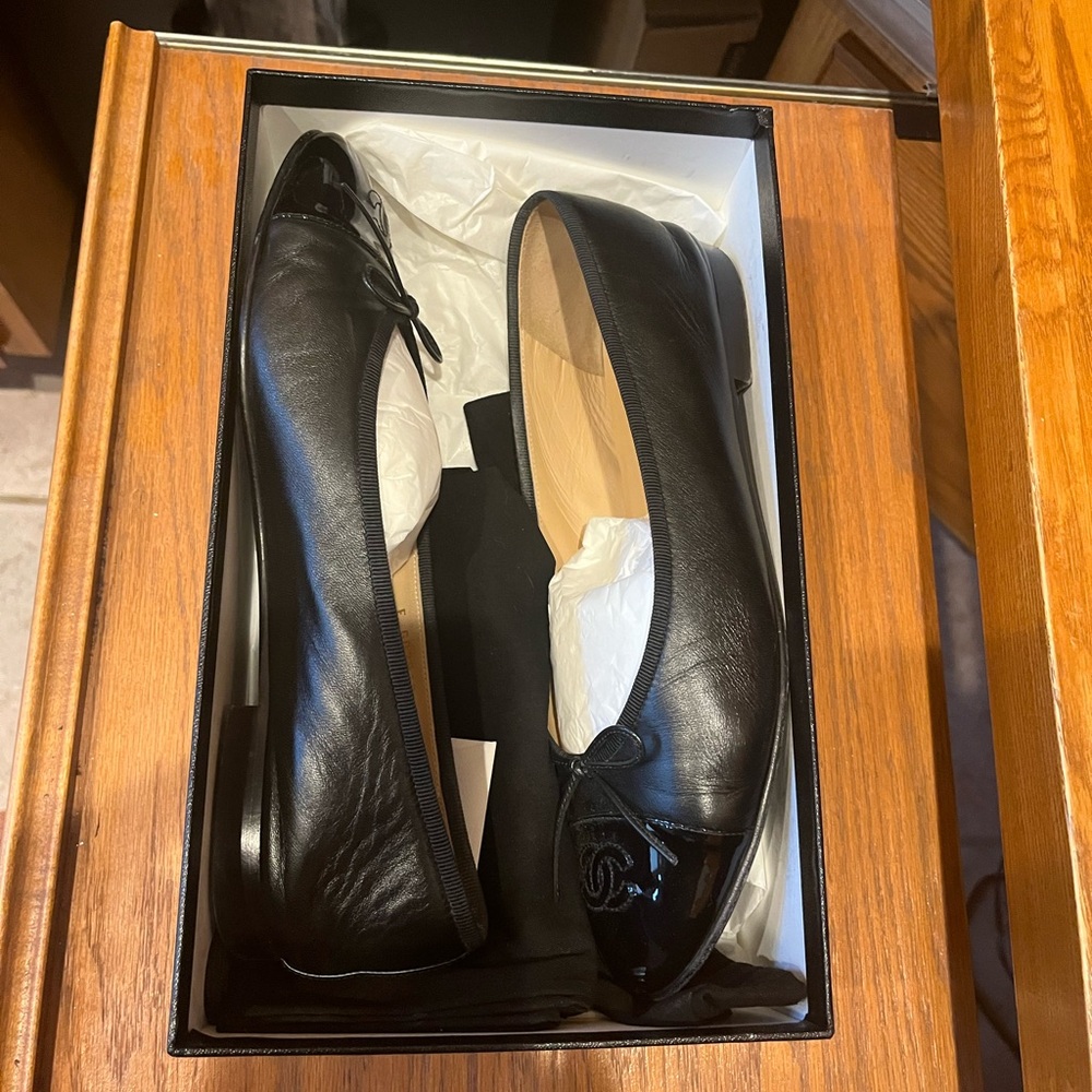 Chanel Black Leather Ballet Flats with Rounded Toe and Polished Finish